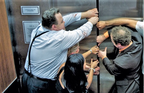 Elevador enguiçou. Os bombeiros ensinaram como agir em caso de elevador que trava, para e dá pane, 
no programa da Ana Maria Braga